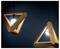 Deux luminaires suspendus triangulaires en bois sur un fond sombre, chacun avec une ampoule centrale lumineuse, offrant une esthétique moderne.