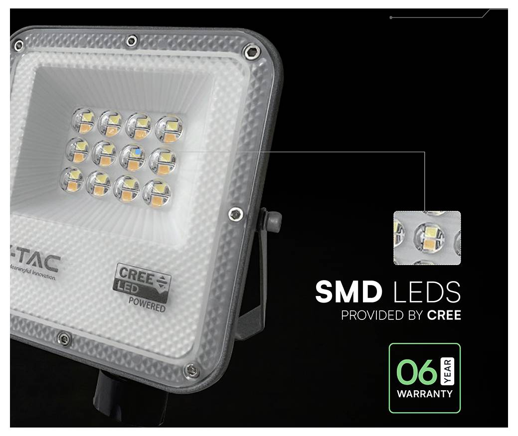 Projecteur LED avec éclaboussures d'eau, indiquant sa classification IP65 pour la résistance à la poussière et aux jets d'eau.