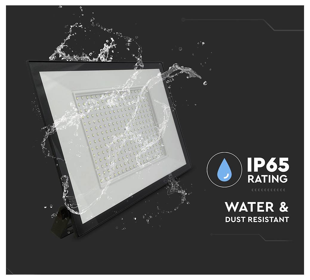Projecteur LED avec projection d'eau, mettant en évidence sa classification IP65 pour la résistance à l'eau et à la poussière.