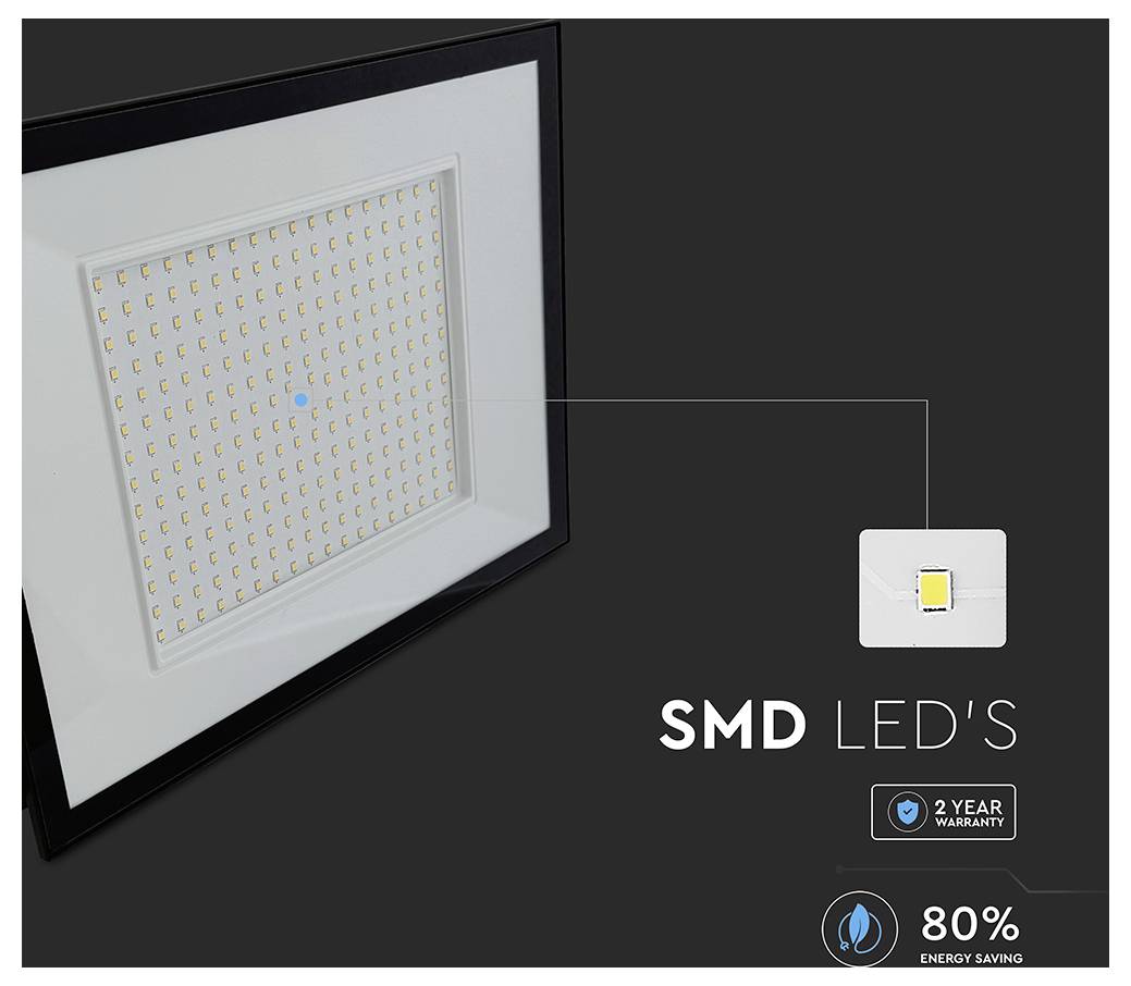 «Un gros plan d'un panneau lumineux à LED CMS avec un LED mis en évidence. Le texte indique "LED CMS", "Garantie de 2 ans" et "Économie d'énergie de 80%".»