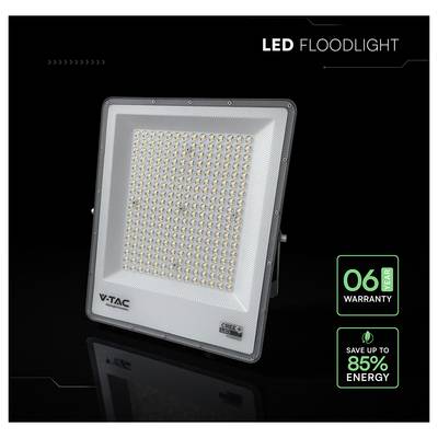 Un projecteur LED carré avec le texte « Projecteur LED » en haut. Étiquettes : « Garantie 06 ans », « Économisez jusqu'à 85 % d'énergie ». Marque « V-TAC ».