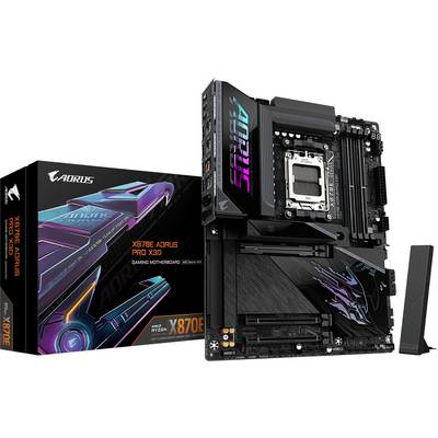 Une carte mère livrée avec un carton étiqueté 'X670E AORUS PRO X'. La carte mère présente plusieurs emplacements PCI et un dissipateur thermique proéminent, conçue pour le gaming.
