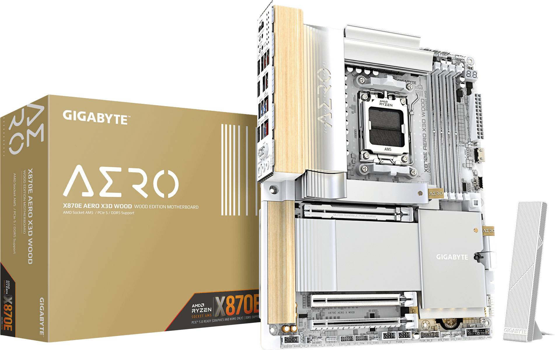 Carte mère Gigabyte AERO X670E avec des touches de bois, mettant en valeur des fonctionnalités de refroidissement avancées et des emplacements PCIe. L'emballage est visible sur la gauche.