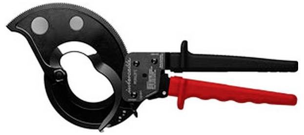Un outil de coupe de câbles manuel avec une lame incurvée noire et une poignée rouge, utilisé pour couper des câbles épais dans les travaux électriques.