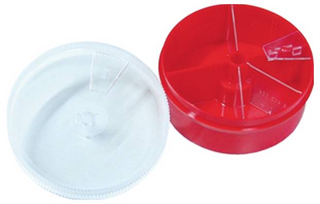 Deux couvercles ronds en plastique, l'un rouge avec des compartiments et l'autre blanc à surface lisse, placés côte à côte.