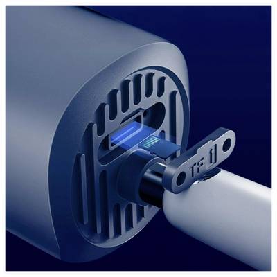 Une clé USB est en train d'être insérée dans un haut-parleur portable, indiquant une capacité de connectivité ou de transfert de données.