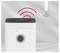 Un purificateur d'air blanc avec un dessus noir affiche des ondes de signal sans fil rouges se connectant à un petit capteur blanc fixé au mur étiqueté « BONECO ».