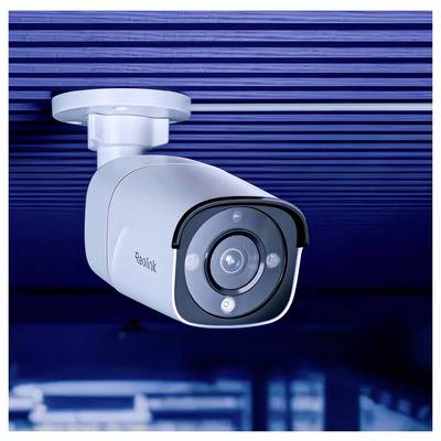 Une caméra de sécurité équipée de quatre objectifs est montée au plafond, prête à effectuer une surveillance. Elle est conçue pour surveiller des zones avec son champ de vision étendu.