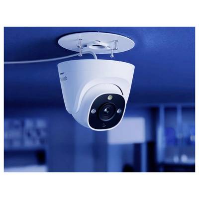 Une caméra de sécurité montée au plafond, dotée d'un boîtier blanc, est positionnée dans un environnement intérieur moderne, capturant des images vidéo aux fins de surveillance.