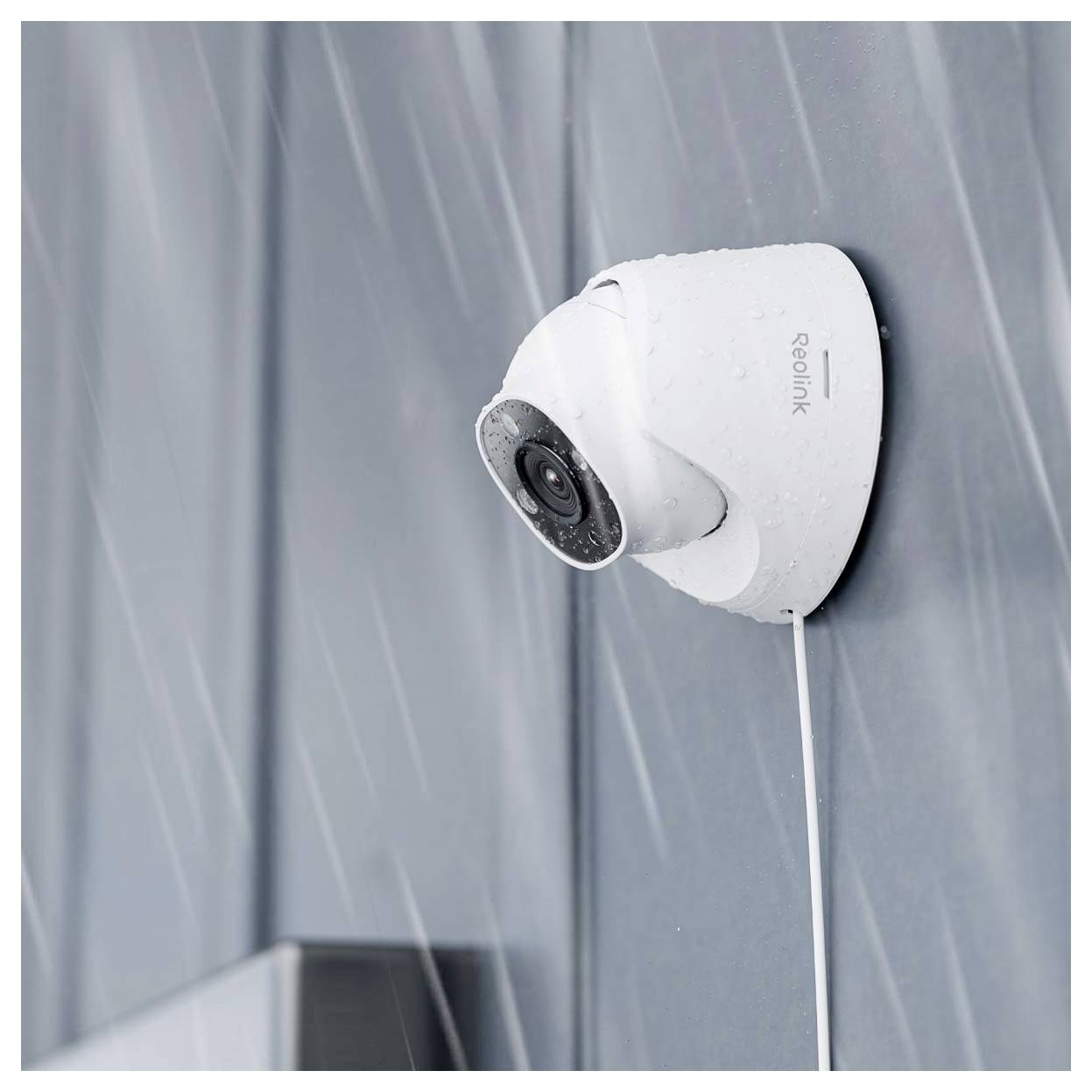 Une caméra de sécurité fixée sur un mur humide et pluvieux, conçue pour une utilisation extérieure, indiquant une capacité étanche et une résistance aux intempéries.