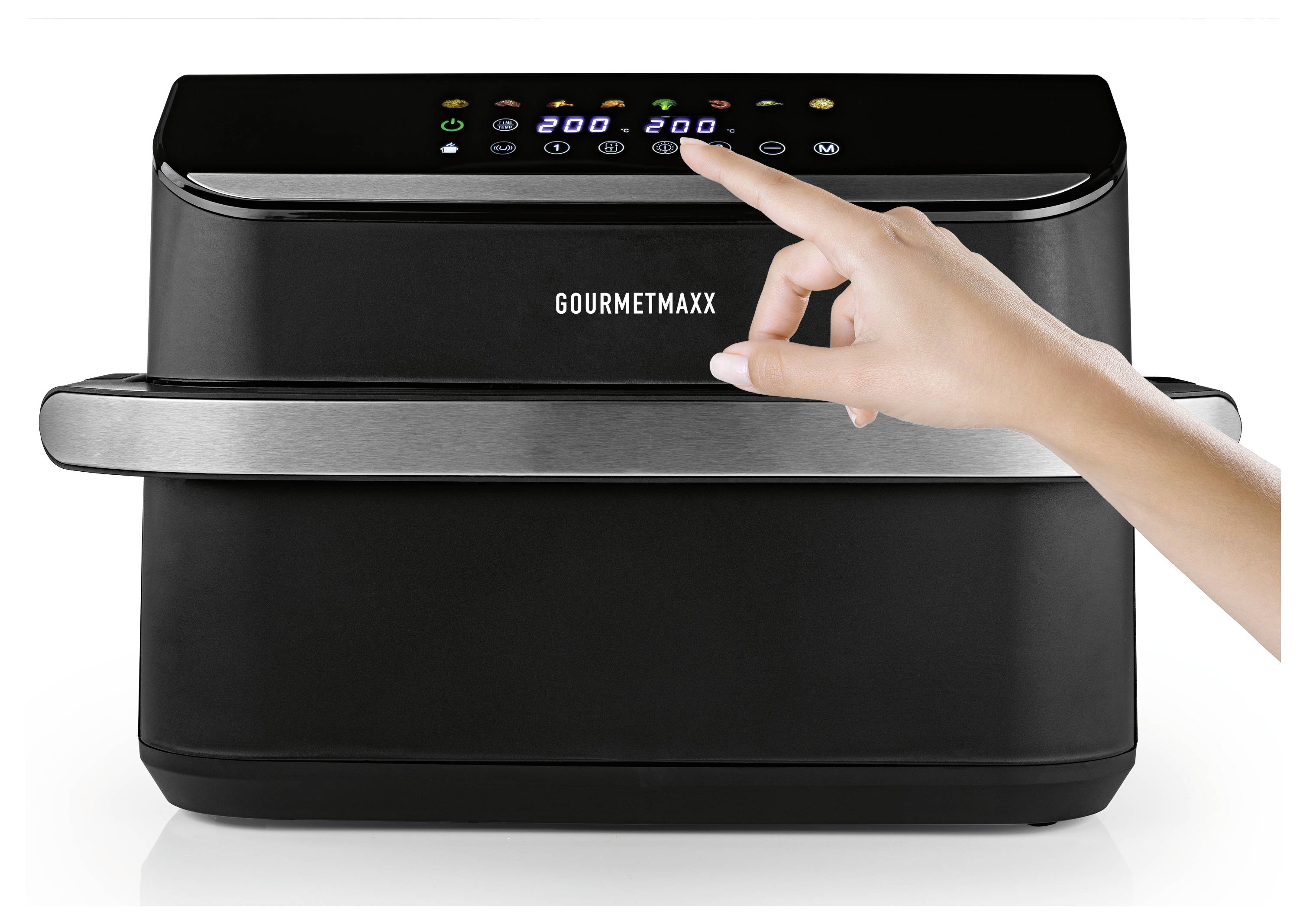 Une personne règle les paramètres sur un air fryer noir 'GOURMETmaxx' en utilisant les commandes tactiles numériques sur le panneau supérieur.