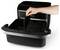 Une main place un plateau dans un airfryer noir ouvert, mettant en évidence ses parties amovibles pour un nettoyage facile.