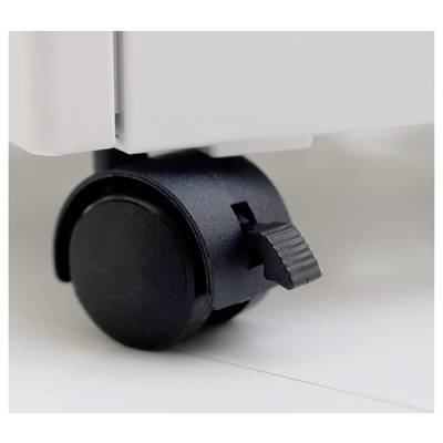 Gros plan sur une roulette pivotante noire avec un frein fixée à un meuble ou un équipement sur une surface blanche lisse.