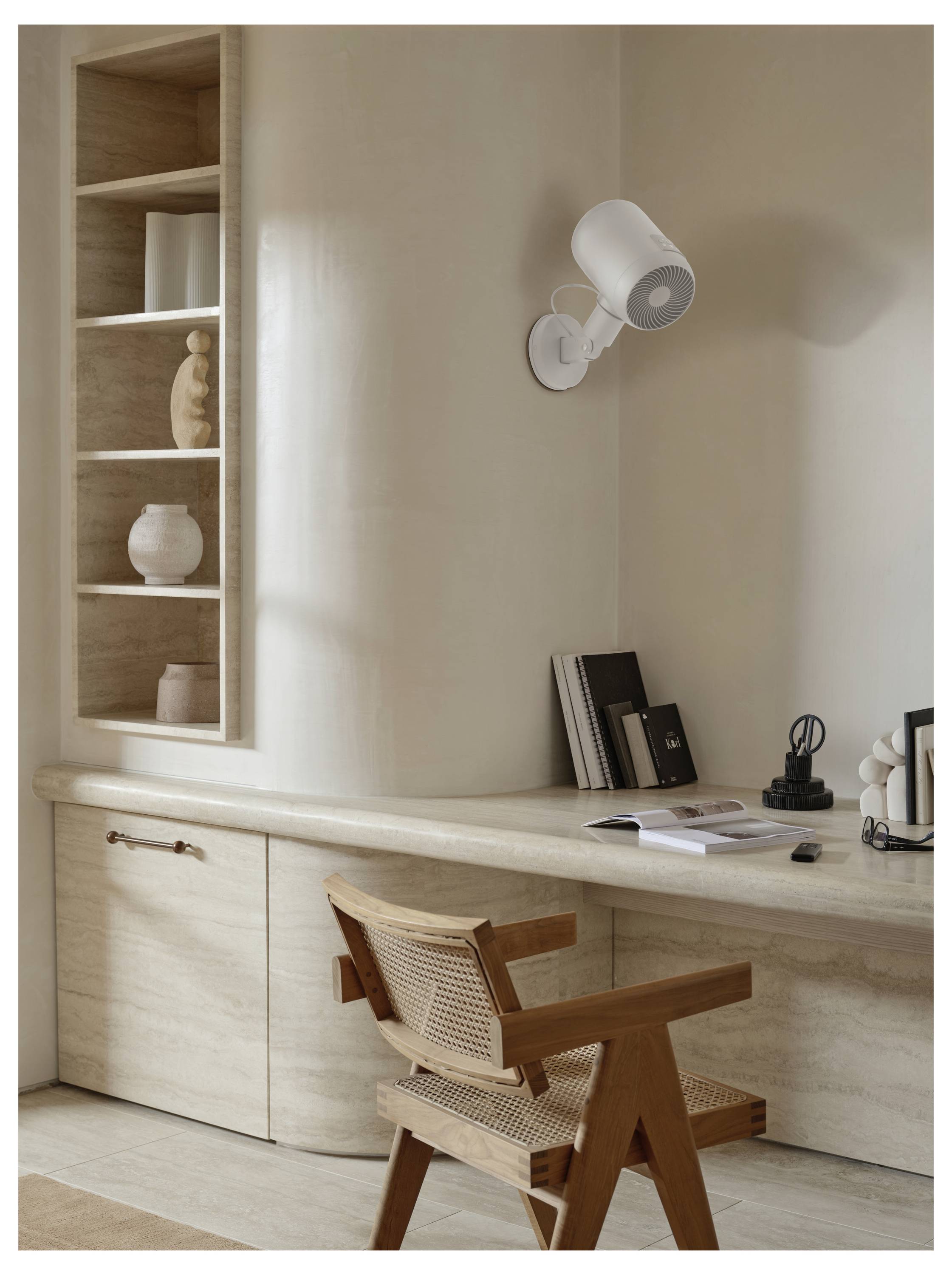 Un bureau à domicile minimaliste avec une chaise en bois, un bureau intégré et des étagères garnies d'objets décoratifs. Des tons naturels et un éclairage doux créent une atmosphère apaisante.