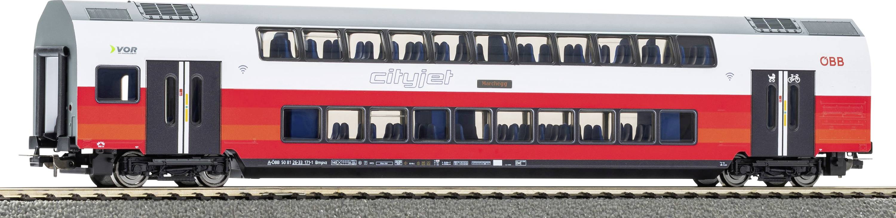 Une voiture de train passagers moderne à deux étages avec le logo « ÖBB », un design rouge et blanc, et de grandes fenêtres, sur une voie ferrée.