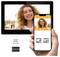 Un téléphone tenu dans une main affichant une personne souriante, reflété sur l'écran d'une tablette en arrière-plan. Des logos indiquent la disponibilité des applications sur l'App Store et Google Play.