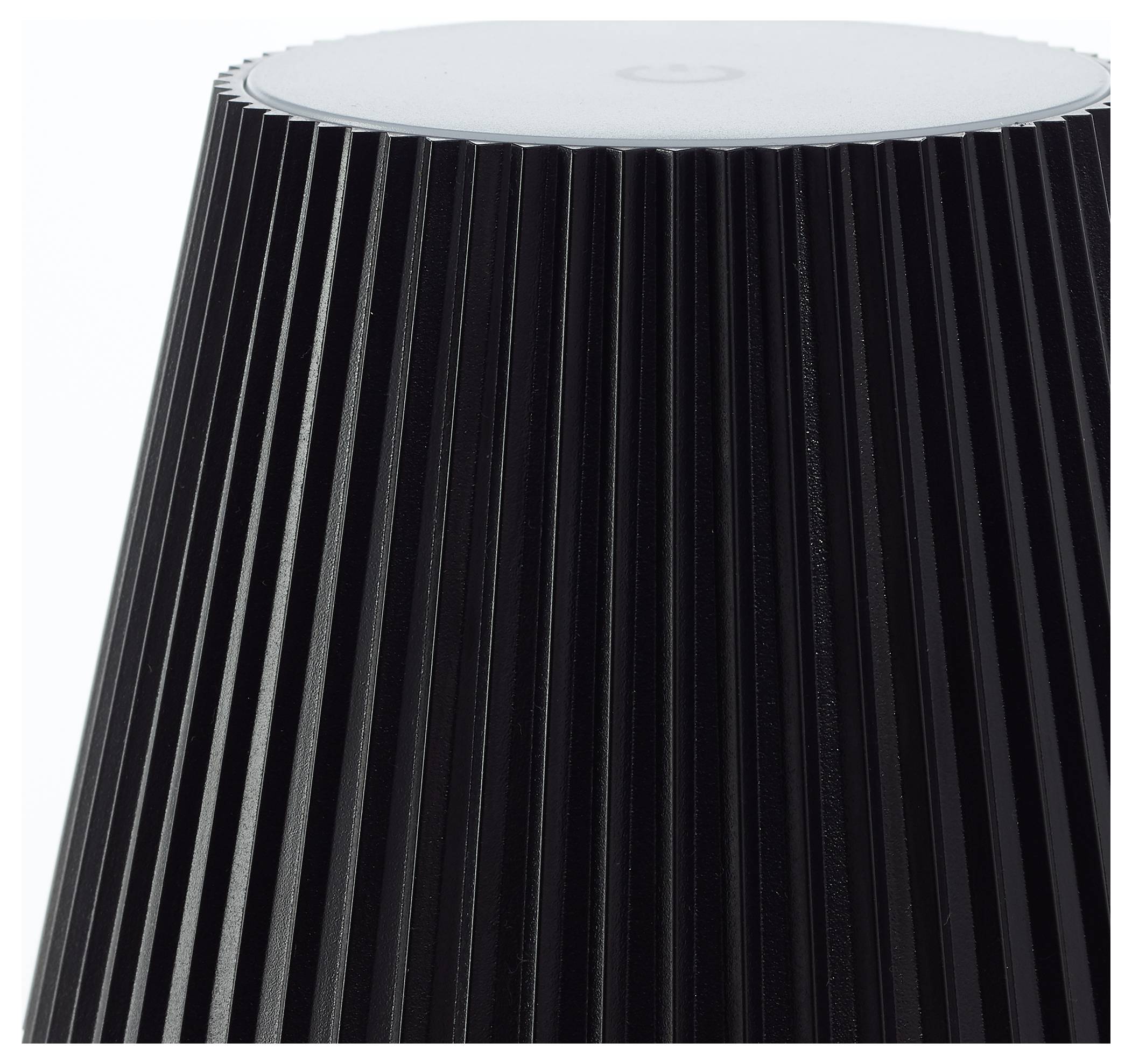 Un abat-jour noir plissé au design simple et moderne, présentant des rainures verticales qui créent une apparence texturée.