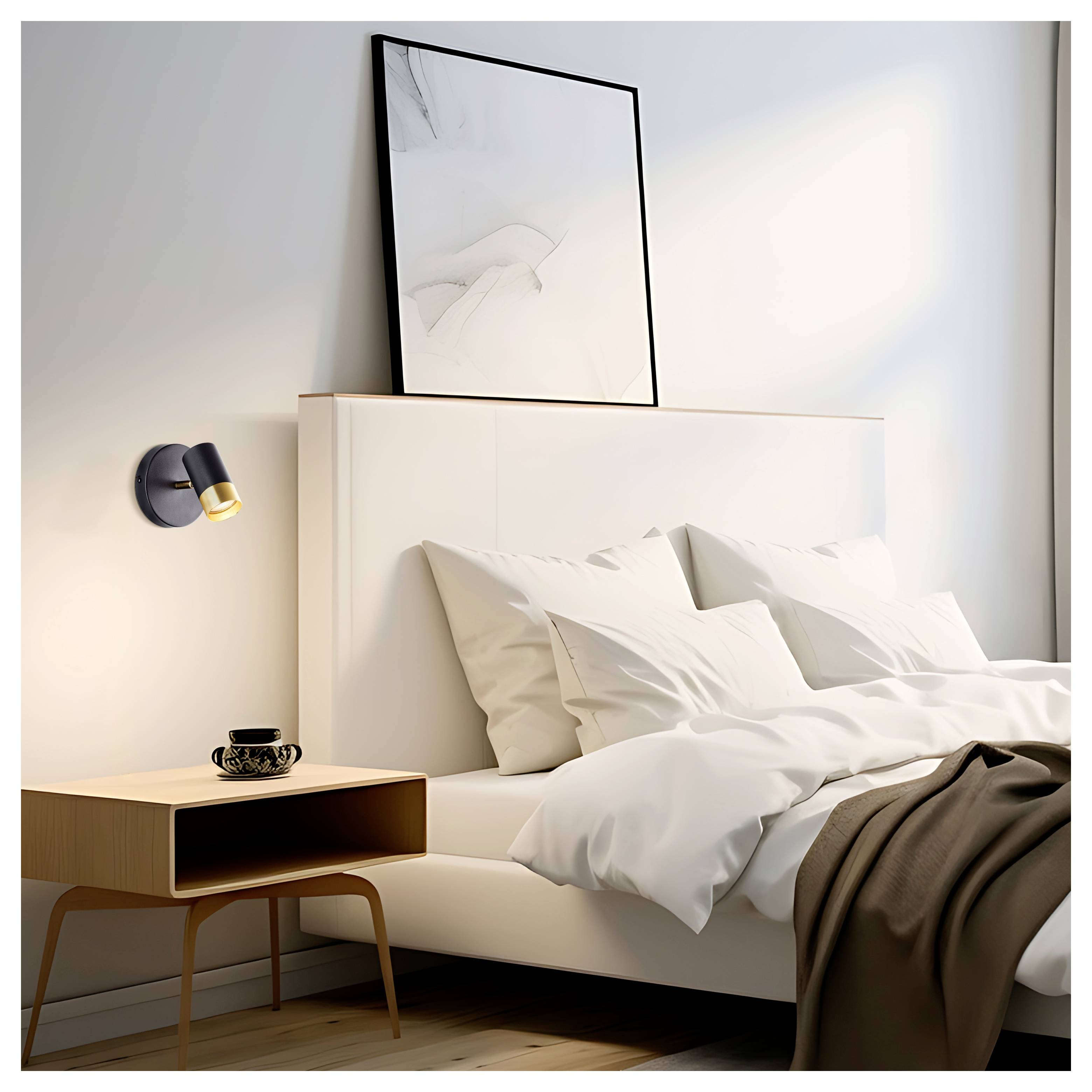 Un lit soigneusement fait avec des draps blancs et une couverture marron, à côté d'une table de chevet en bois avec un service à thé et une lampe de lecture murale.