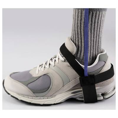 Un gros plan d'un pied dans une chaussure de sport grise avec une bande élastique noire et un cordon bleu sur une chaussette grise, montrant probablement un accessoire d'exercice.