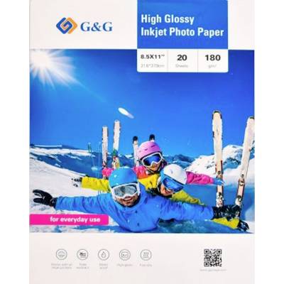 Un groupe de skieurs en tenues colorées est allongé sur la neige, souriant, avec des skis en arrière-plan. Marque « Papier photo jet d'encre haute brillance ».