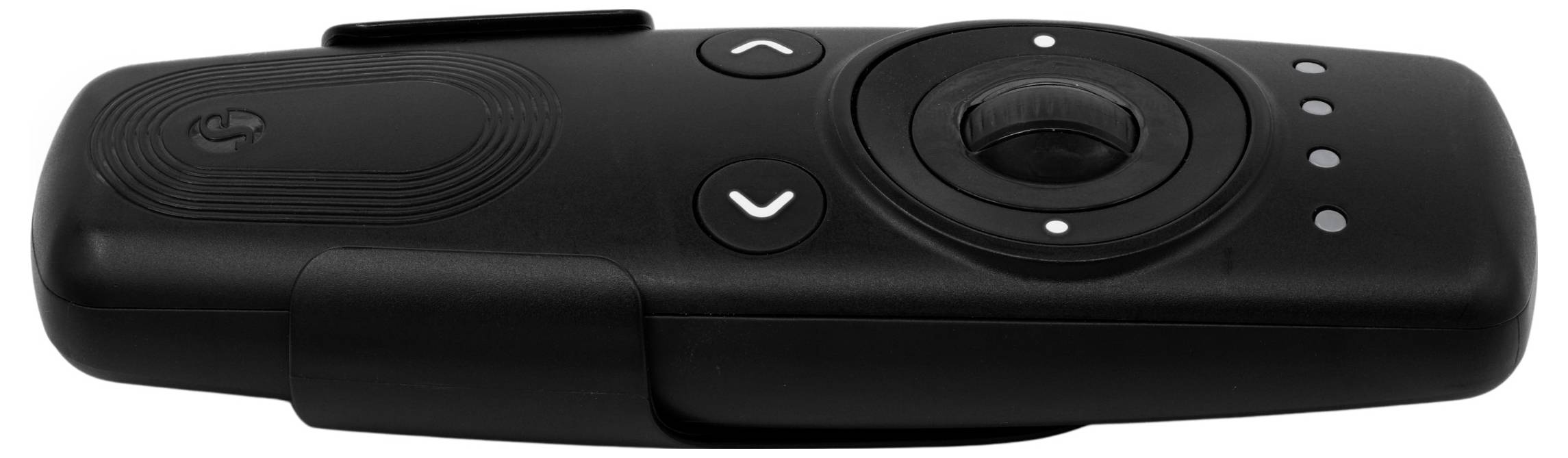 Une télécommande noire et rectangulaire avec un pavé de navigation circulaire et deux boutons fléchés, utilisée pour contrôler les appareils électroniques.