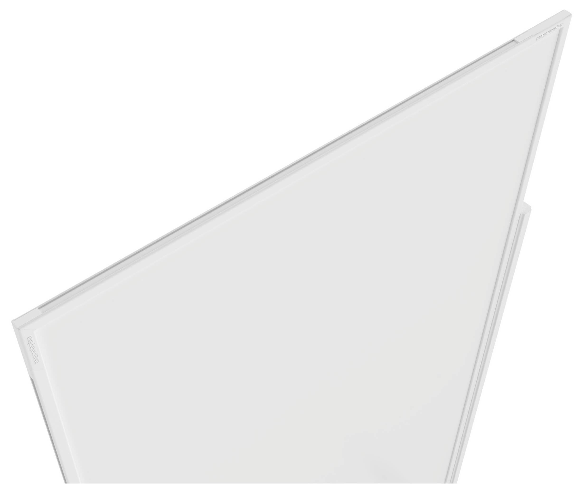 Un panneau plat triangulaire blanc vu sous un angle, suggérant un design minimaliste.
