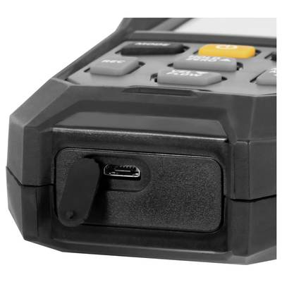 Gros plan d'un appareil portable robuste montrant un port de charge micro-USB recouvert et des boutons latéraux sur le panneau supérieur.