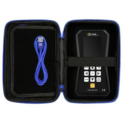 Étui à fermeture éclair ouvert avec un câble USB bleu sur la gauche et un appareil électronique PCE LES 303 sur la droite.