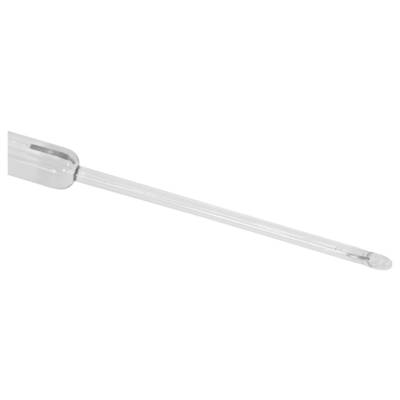 Pipette en plastique transparent jetable ou compte-gouttes avec poire et tube fin, présenté en diagonale sur un fond blanc.