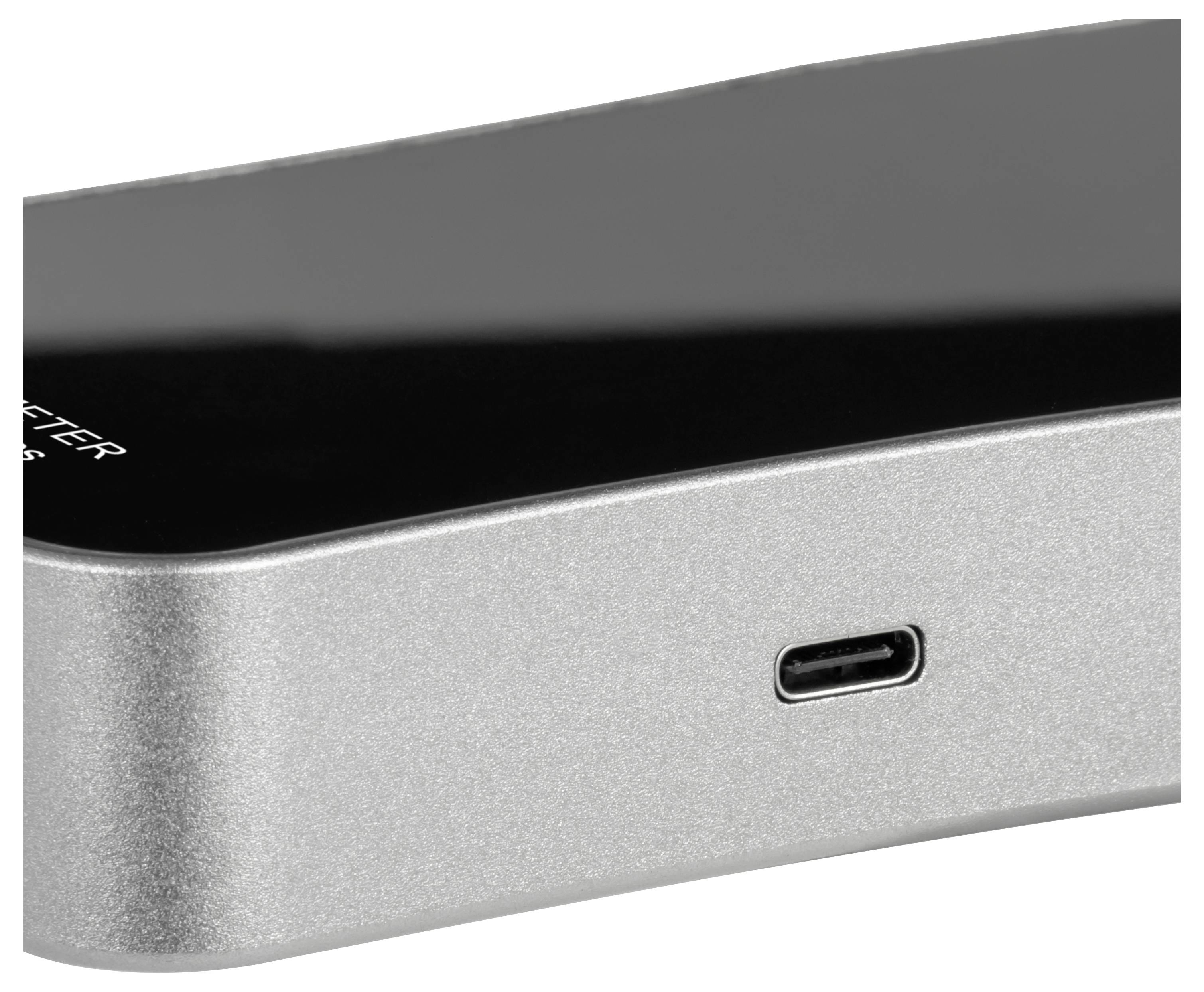 Gros plan d'un appareil électronique argenté montrant un port USB-C sur le bord avant.
