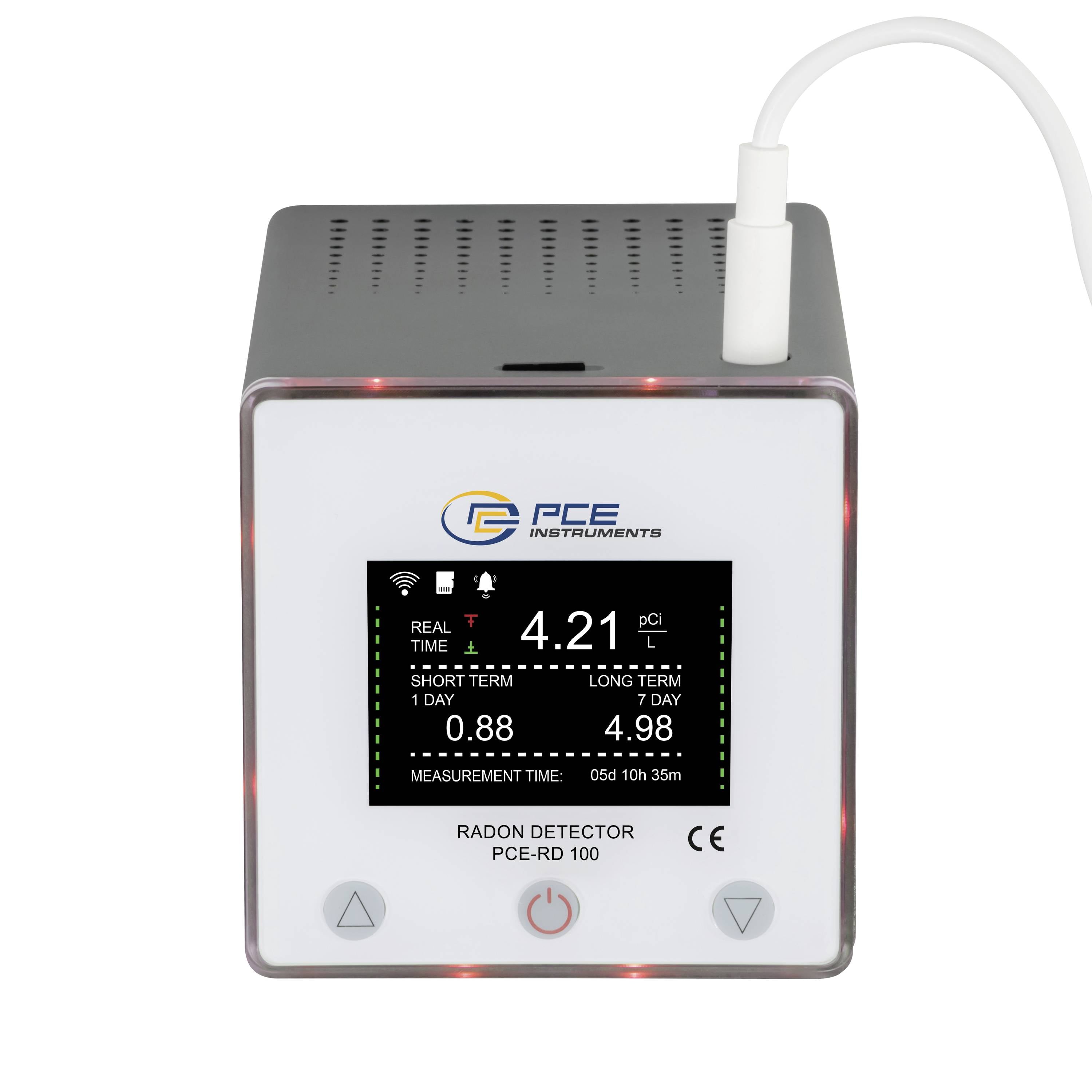 Vue de face d'un détecteur de radon PCE Instruments affichant une lecture de 4,21 pCi/L, avec les valeurs court terme 1-jour et long terme 7-jours sur son écran.