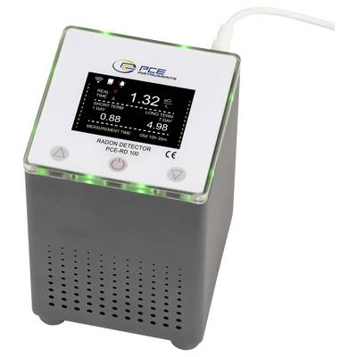 Appareil détecteur de radon PCE affichant les niveaux de radon actuels, à court terme et à long terme sur un écran, avec un bouton d'alimentation et un câble connecté.