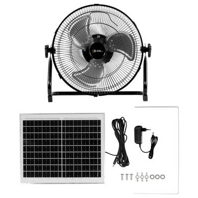 Un ventilateur de sol noir avec un panneau solaire, un adaptateur secteur, un cordon et du matériel de montage présentés comme un kit de ventilateur alimenté par l'énergie solaire.