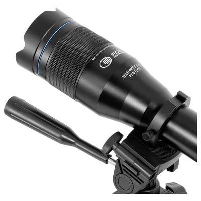 Gros plan d'un télescope noir avec un chercheur monté et des boutons de réglage sur un fond blanc.