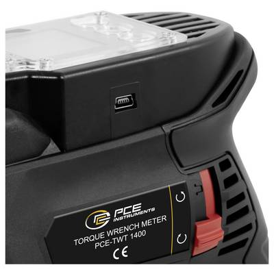 Gros plan d'un manomètre de clé dynamométrique PCE Instruments montrant le port USB, l'étiquette et le bouton latéral rouge sur un appareil noir.
