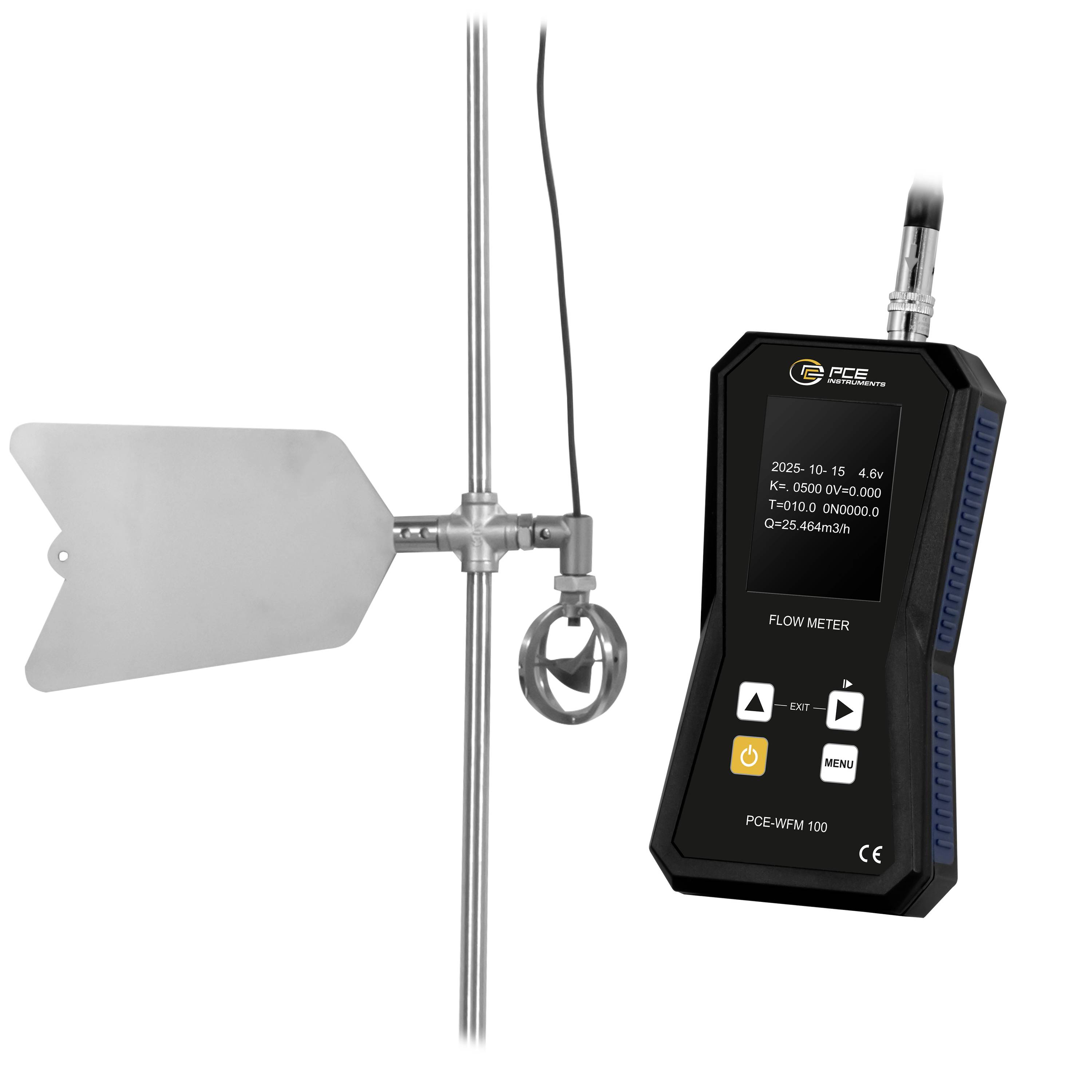 Débitmètre portable à pince fixé à un tuyau, avec un capteur ultrasonique et un afficheur portatif affichant les lectures de débit.