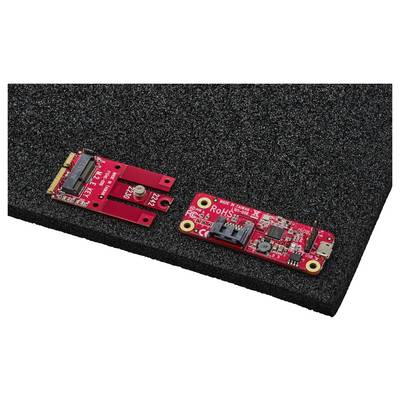Deux cartes de circuits électroniques rouges avec des connecteurs et des composants placés sur une surface noire texturée.