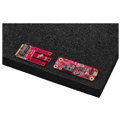 « Deux cartes de circuits électroniques rouges sur une surface en mousse noire, affichant diverses connecteurs et composants électroniques. »