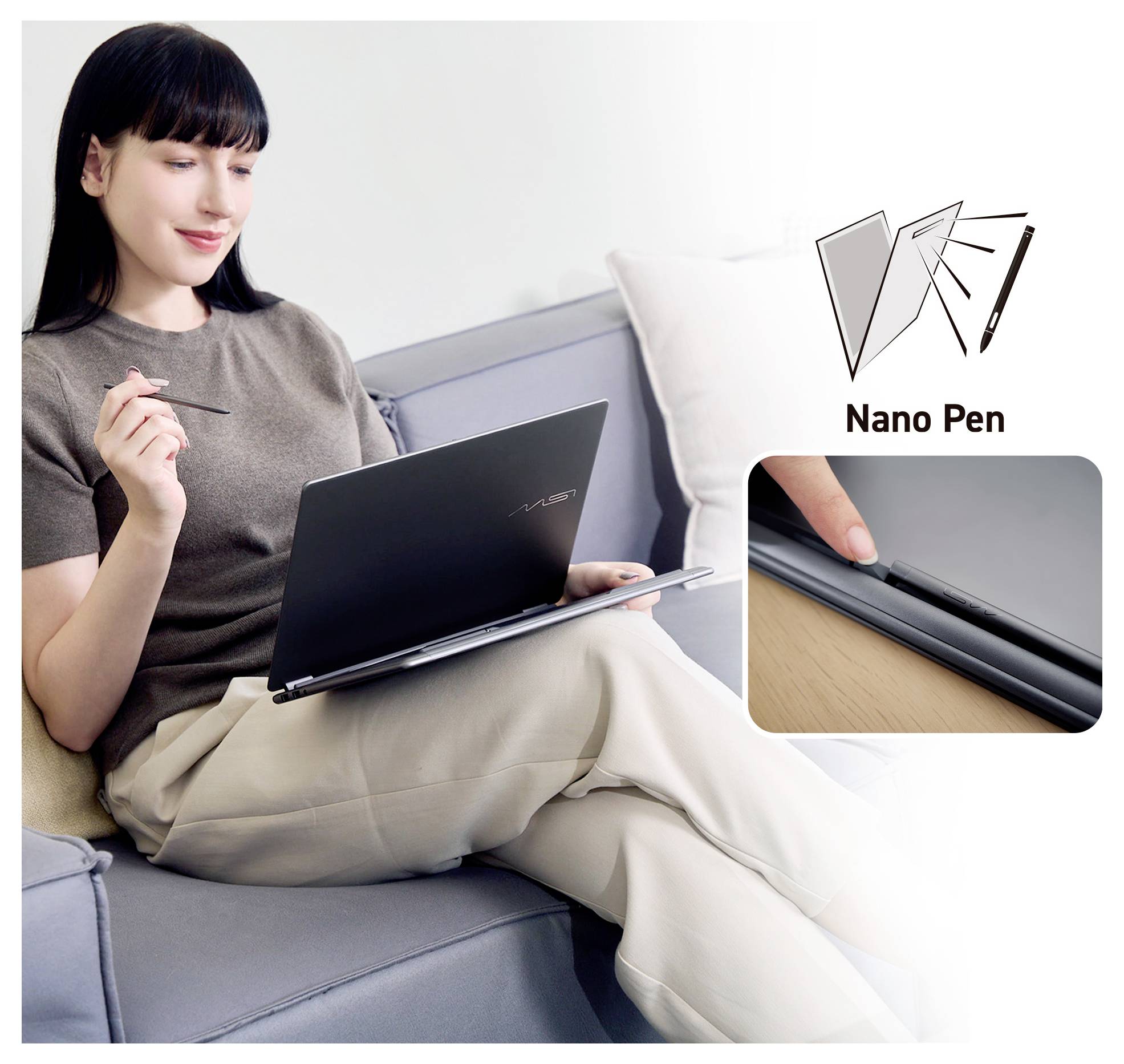 Une personne est assise sur un canapé en utilisant un ordinateur portable avec un stylet. Un encadré montre le stylet rangé soigneusement sur le côté de l'ordinateur portable.