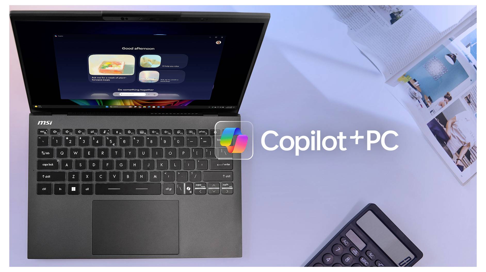 Un ordinateur portable ouvert affichant un message de bienvenue à côté d'une calculatrice ; le texte indique « Copilot + PC ».