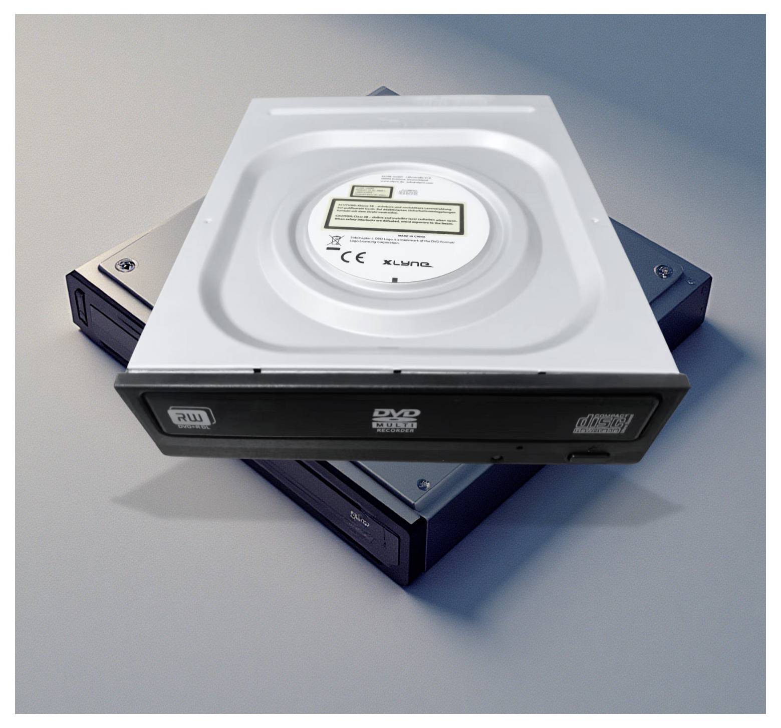 Un lecteur DVD-RW empilé sur deux autres lecteurs optiques, montrant le panneau avant avec les logos et les connecteurs visibles.