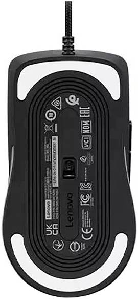 Le dessous d'une souris informatique Lenovo, montrant les étiquettes de certification, les détails du modèle et un capteur optique.