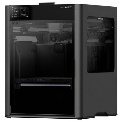 Une imprimante 3D moderne noire avec un panneau frontal transparent, affichant ses composants internes et portant l'étiquette « Bambu Lab X1 Carbon ».