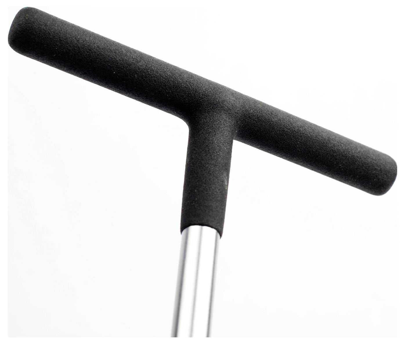 Une barre de commande en T noire avec une poignée texturée est attachée à une tige métallique verticale, probablement une partie d'une trottinette ou d'un équipement similaire.
