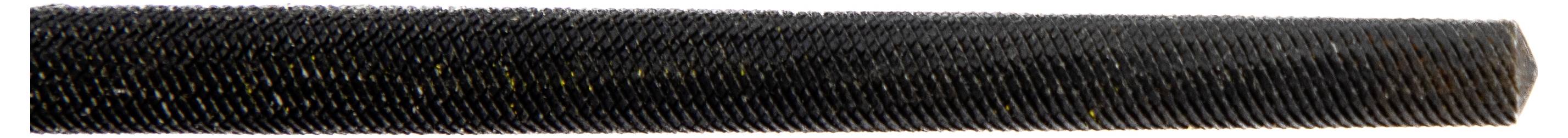 Une image en gros plan d'une lime industrielle cylindrique noire avec une surface texturée, utilisée pour lisser ou façonner des matériaux.