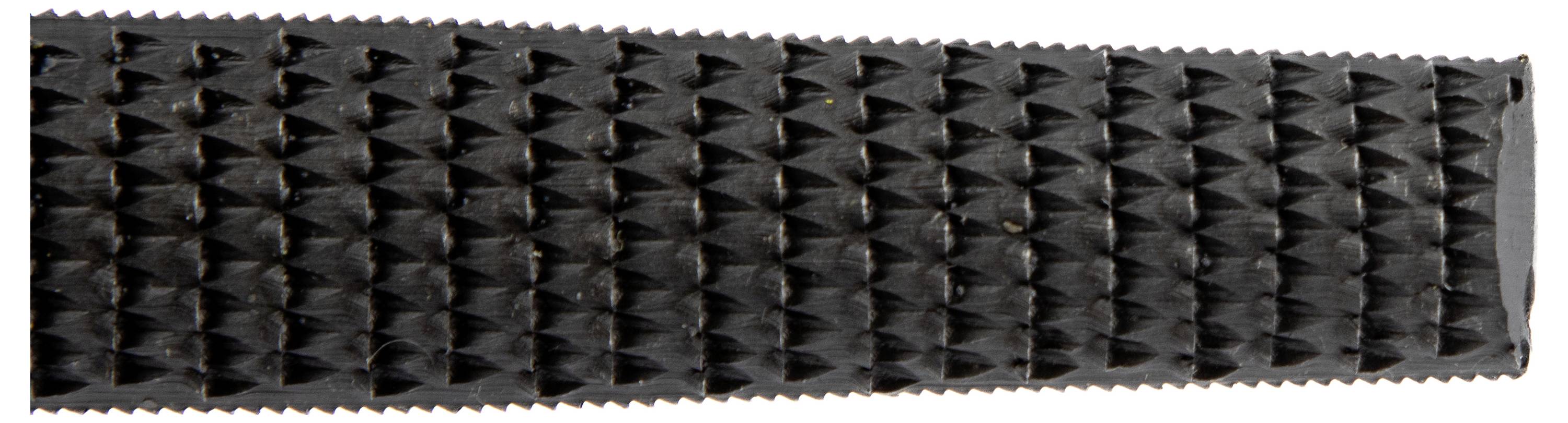 Une image rapprochée d'un coussin noir texturé avec une série de formes triangulaires surélevées disposées selon un motif en grille.