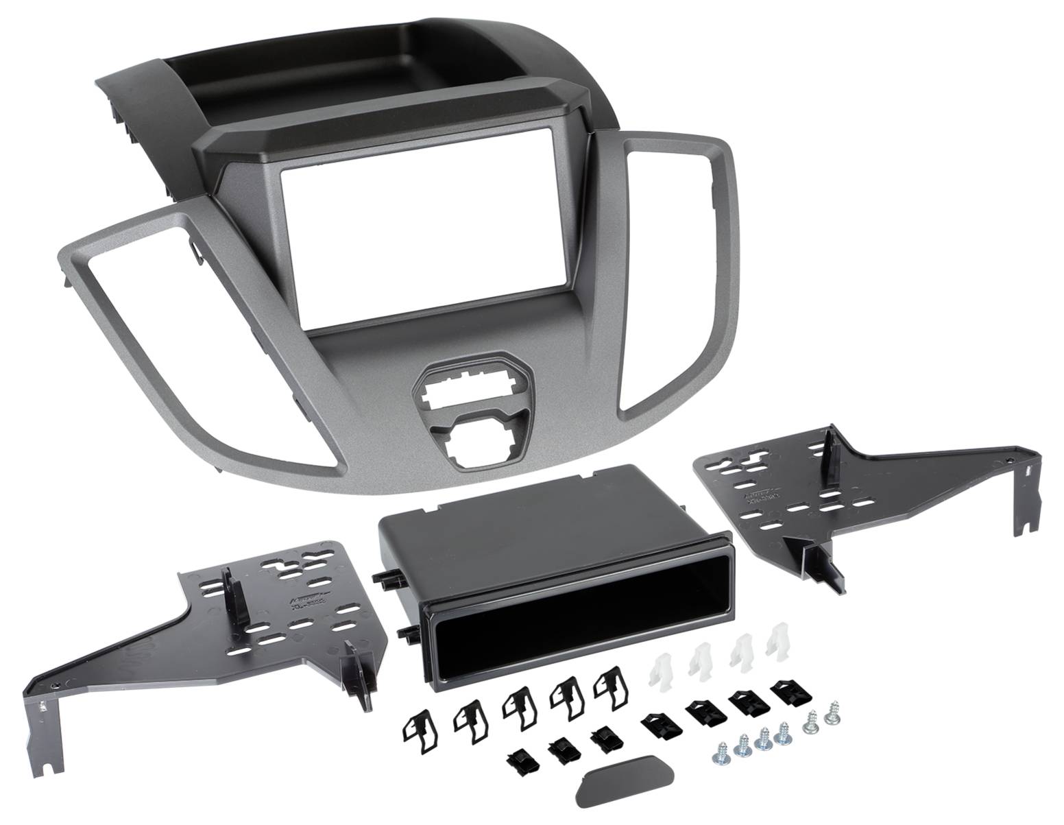 Kit d'installation de stéréo de tableau de bord automobile avec cadre, supports de montage, panneau de garniture et petites pièces de quincaillerie disposés sur fond blanc.