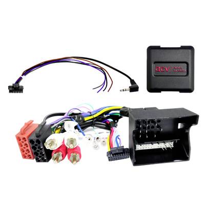 Kit adaptateur de faisceau de câblage de stéréo automobile avec connecteurs multiples, fiches RCA et module de commande noir sur fond blanc.