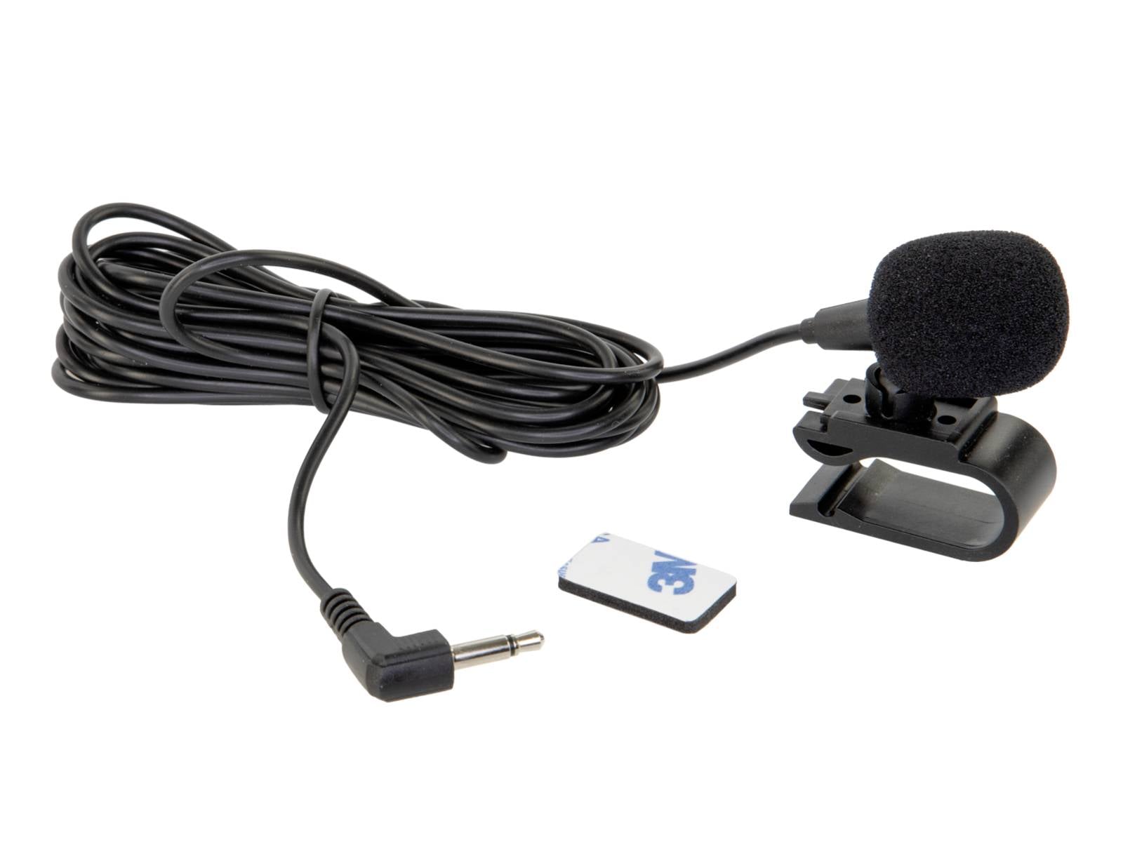 Microphone-cravate à clip avec pare-vent en mousse, long câble et prise 3,5 mm, montré avec pince de fixation et petit adaptateur.