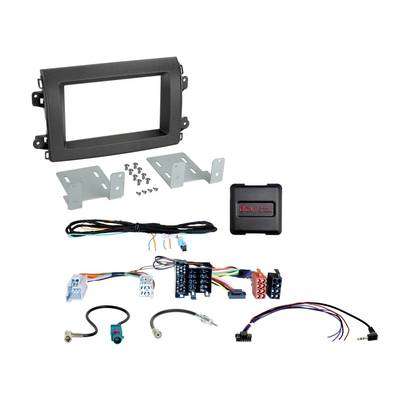Kit d'installation d'autoradio avec garniture de tableau de bord noire, supports de montage, harnais de câblage, connecteurs, vis et un petit module d'interface sur fond blanc.